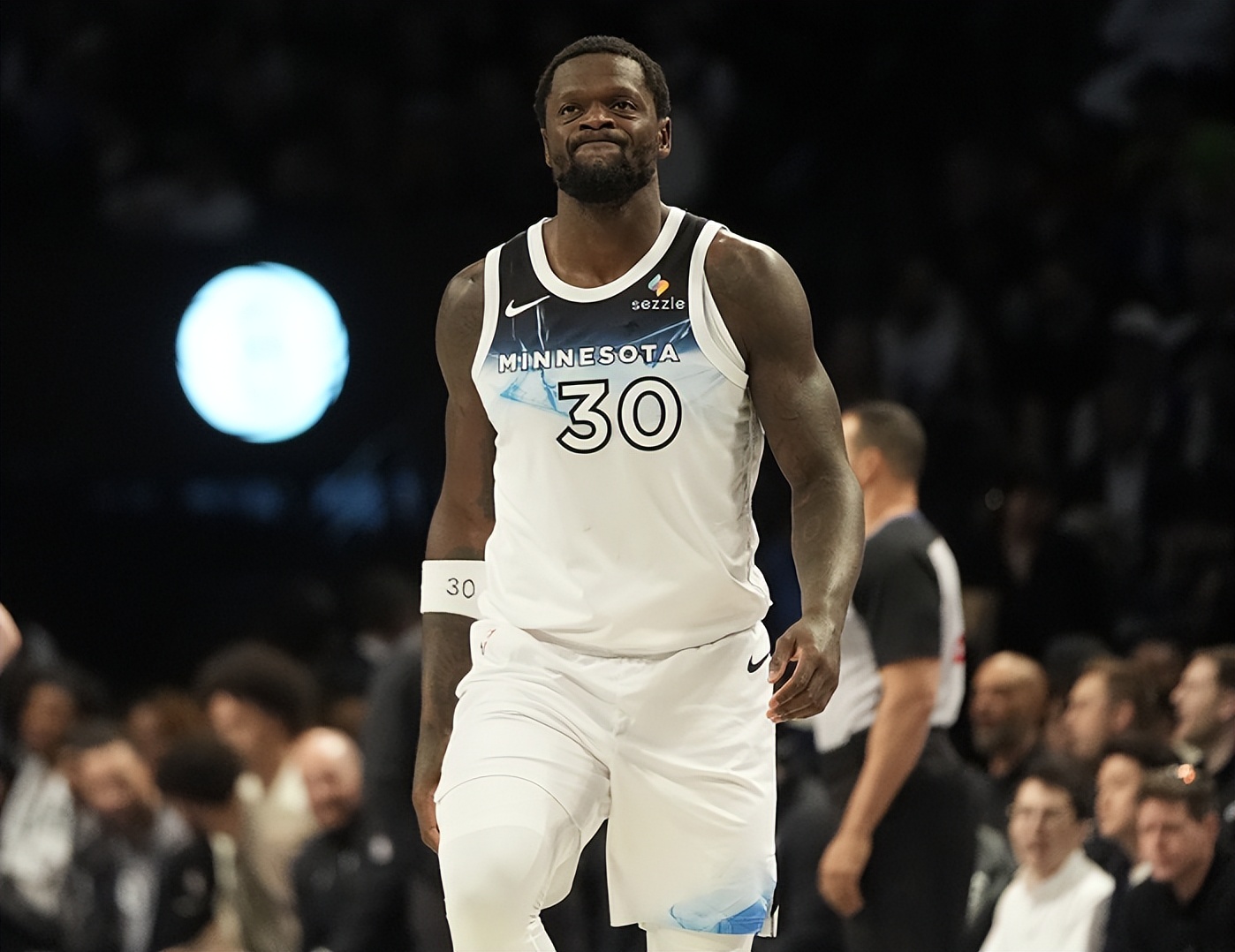 九游娱乐电竞 -包含NBA季后赛关键时刻再迎强敌；法兰克福迎来里程碑；主帅态度：球迷炸锅；临场指挥获称赞的词条