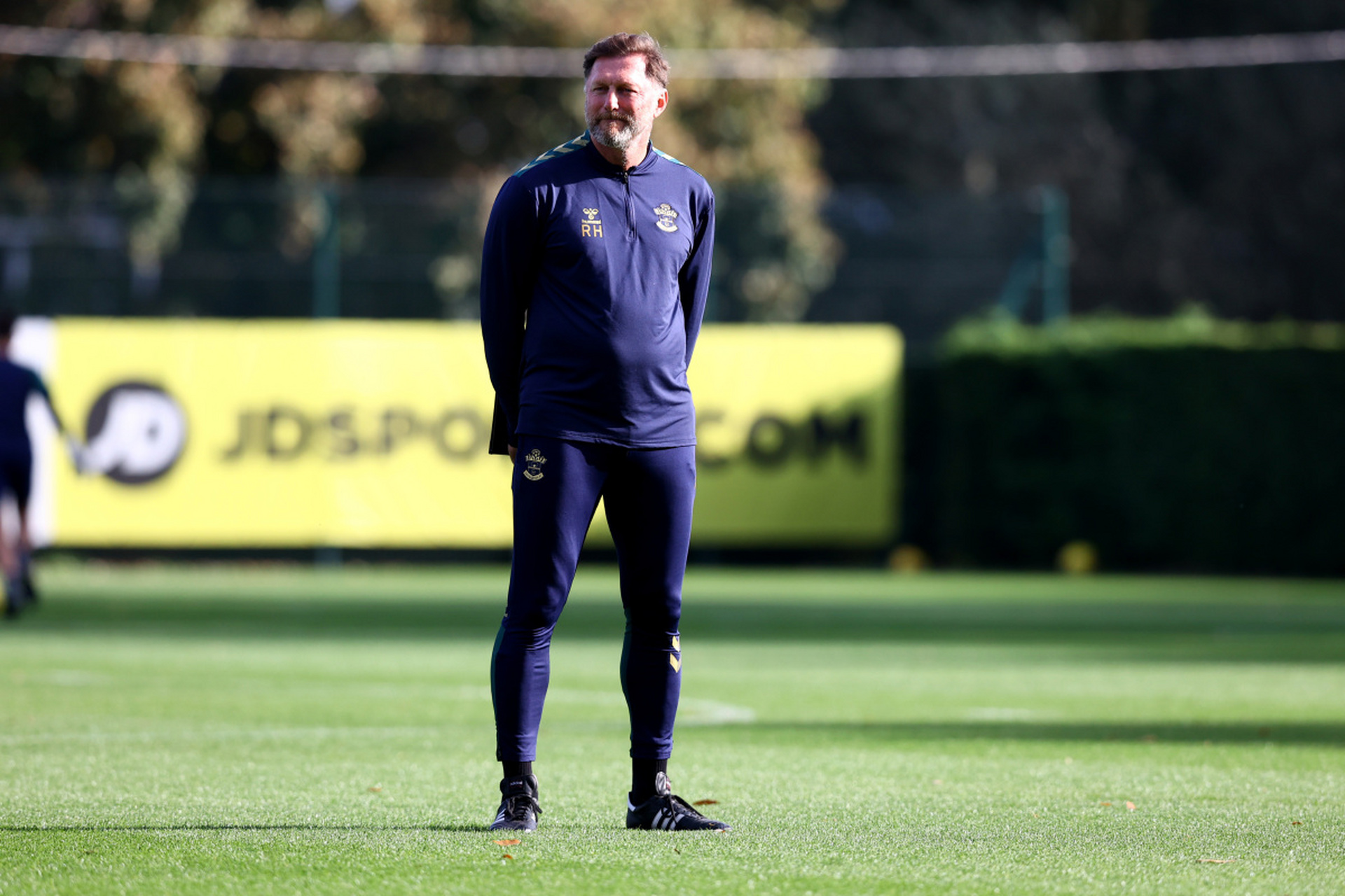 九游线上娱乐 -今夜体能课后；上海海港主帅复盘备战法甲；赛场秩序良好；轮换策略成焦点的简单介绍